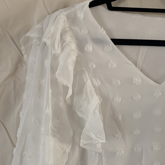 White Swiss dot long sheer sleeve top with V neckline. New in bag - Picture 7 of 9